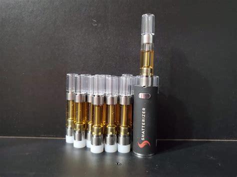 The Bear cart battery features a 510 thread and works with most oil or extract cartridges, and the Lookah 510 wax carts, so it is a versatile option for vapers of all levels. The Bear vape battery delivers smooth and satisfying hits with every use. It has a resistance range of 0.7-5 Ohm and three preset voltages, 3.2V, 3.6V, and 3.9V.